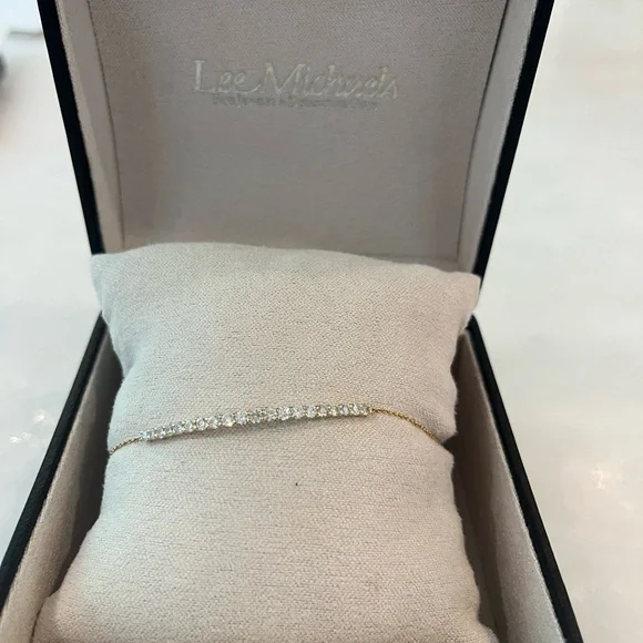 Elegant Gold Bracelet with diamonds